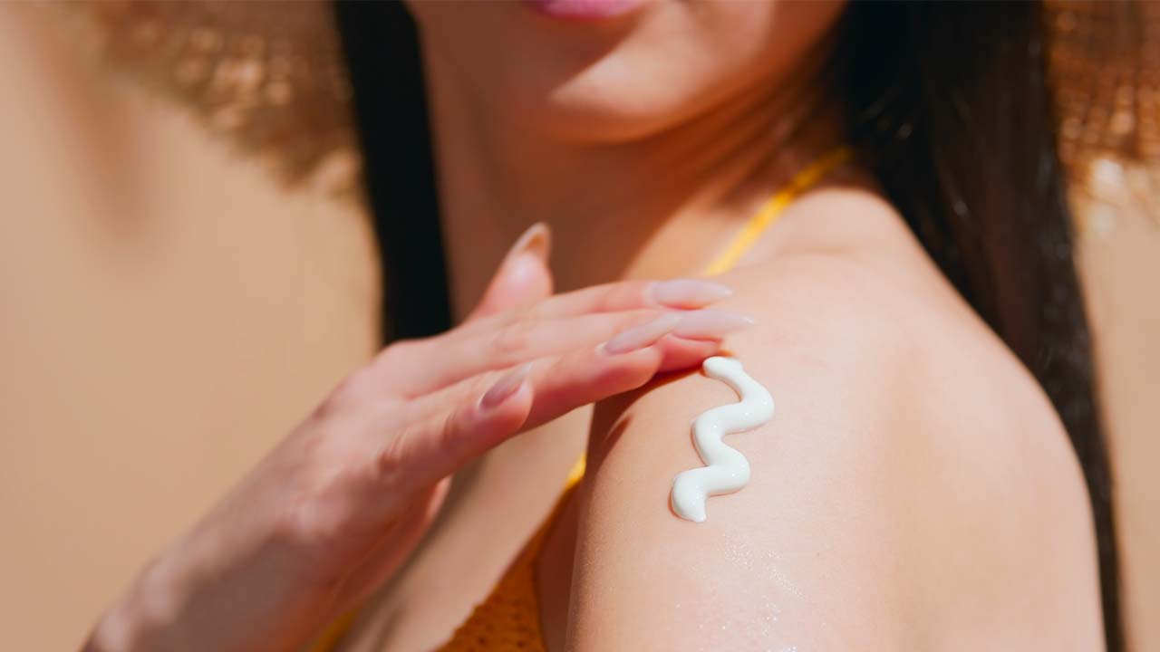 woman applying sunscreen